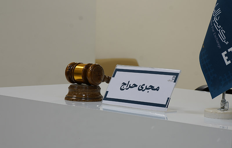 تابلوی رومیزی از جنس پلاستیک با پایه مناسب روی میز مدیران.