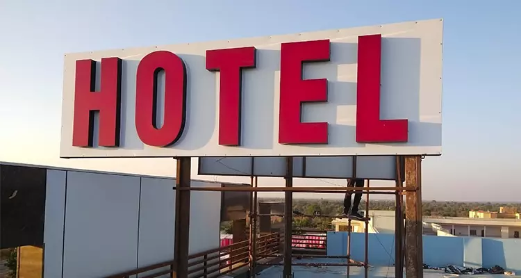 نمونه‌ای از تابلو کامپوزیت قرمز که به عنوان سردر هتل ساخته شده.
