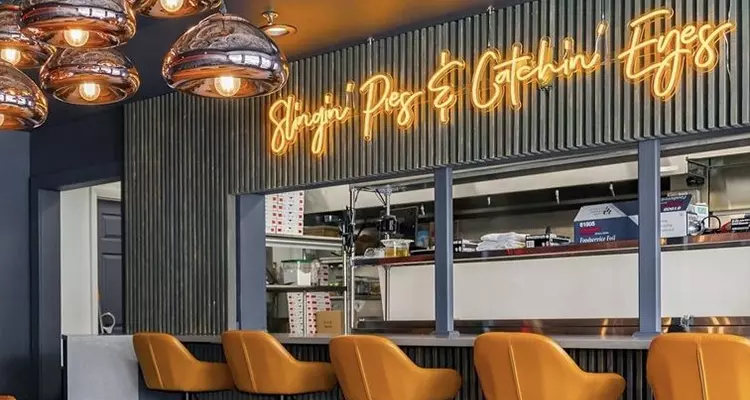 یک نمونه تابلو رستوران ال ای دی که برای بخش پیشخوان ساخته شده و نمای لاکچری به محیط رستوران داده.