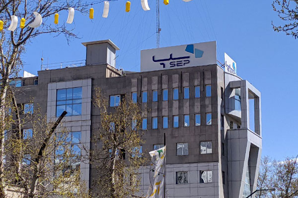 تابلوی بزرگ راهنما و نام بانک نصب شده بر روی پشت بام.